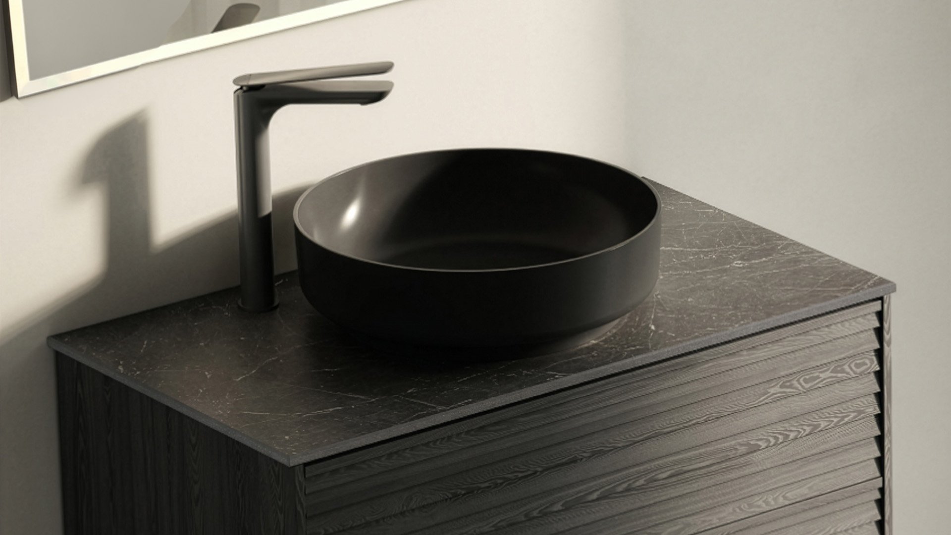 Epos-kylpyhuonekaluste mustaa saarnia jalusiovella, Brecc-taso, Fross-pesuallas ja Ejer-vapaasti seisova hana mustana mattana.