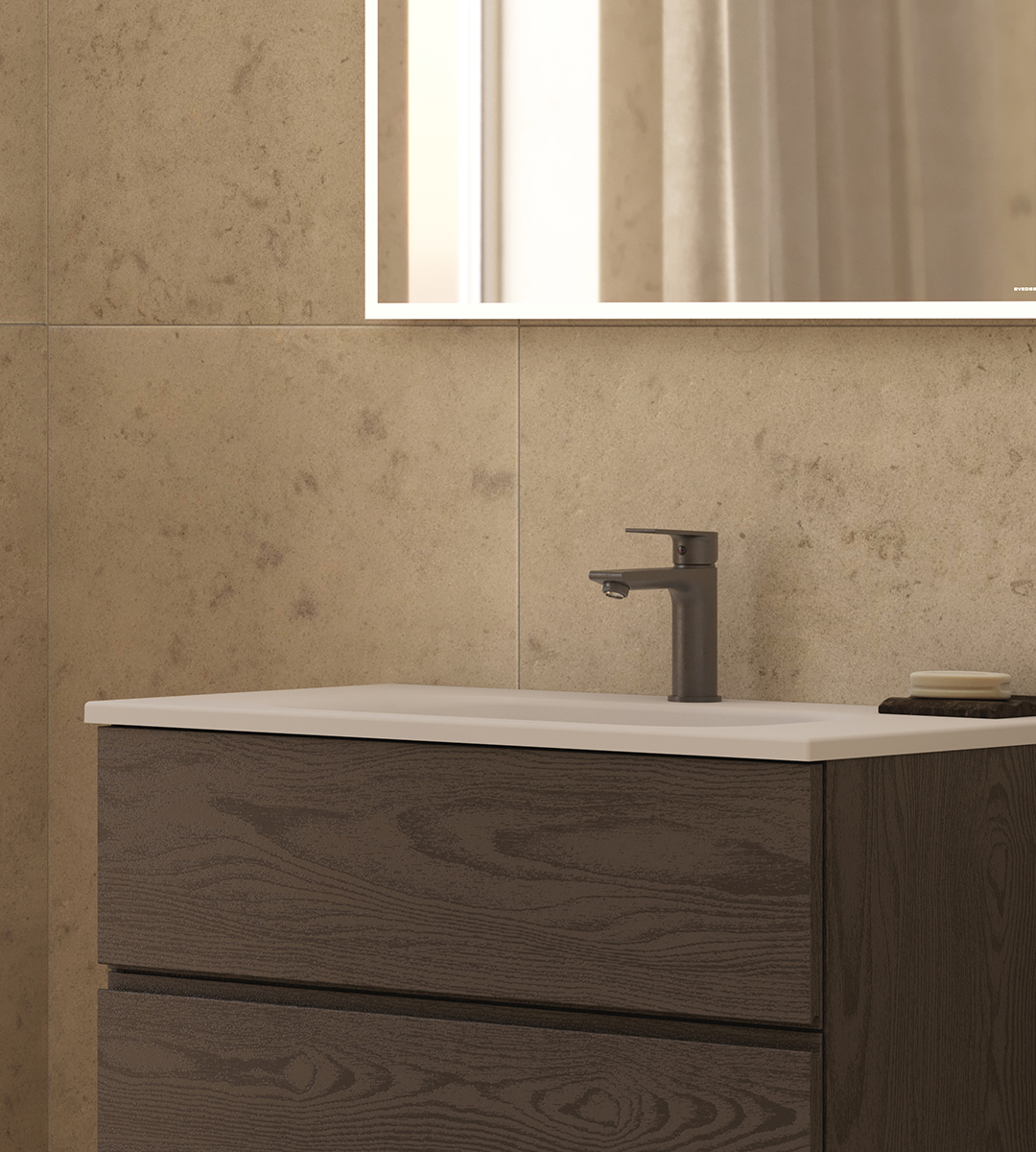 Poem-allaskaappi tummaa saarnia, Mocca-yksityiskohdat