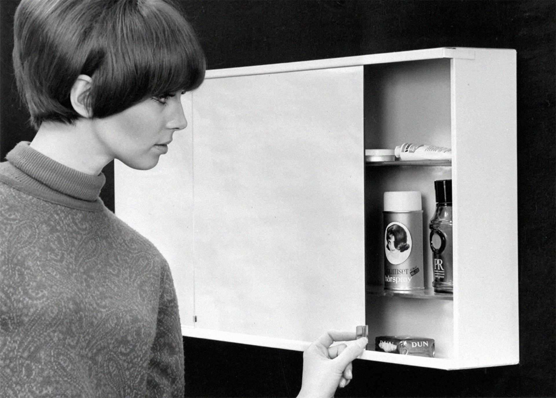 Svedbergsin metallinen peilikaappi