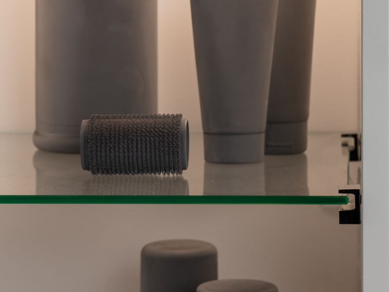 Korkean kaapin lasihyllyt